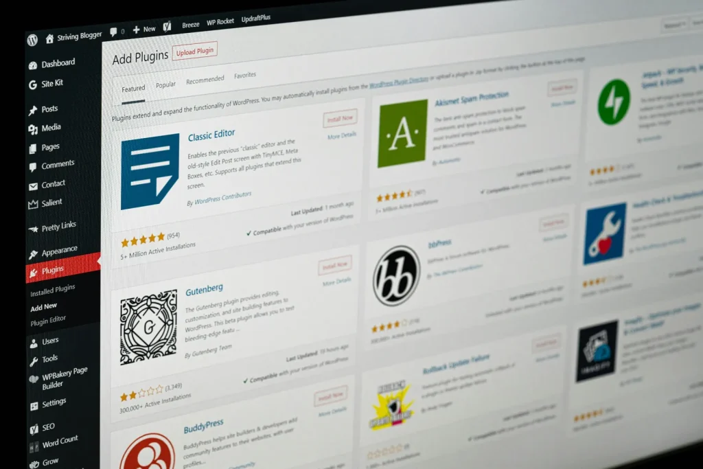 Panel de administración de WordPress con el directorio de plugins y diferentes extensiones disponibles para instalar.
