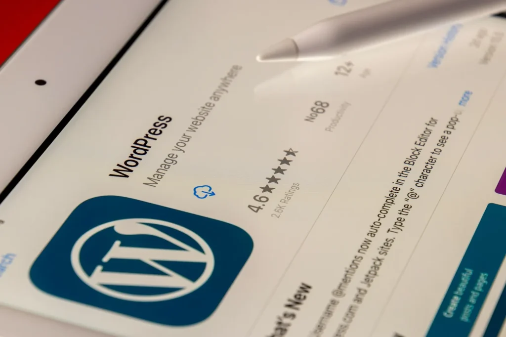 Pantalla de una tablet que muestra la aplicación WordPress, con su logotipo, valoración y descripción.